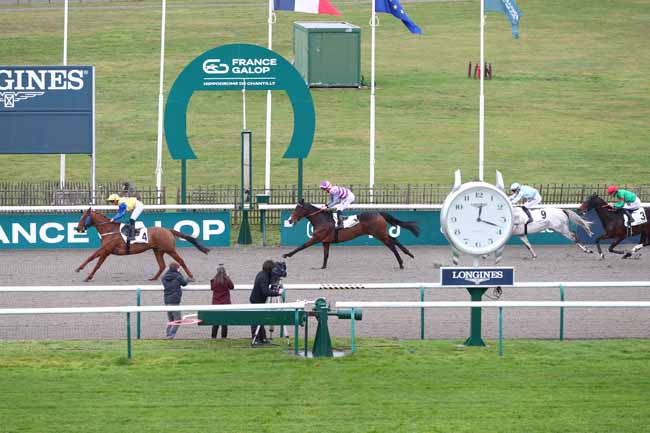 Photo d'arrivée de la course pmu PRIX DE LA REMISE DES LILAS à CHANTILLY le Vendredi 19 décembre 2025