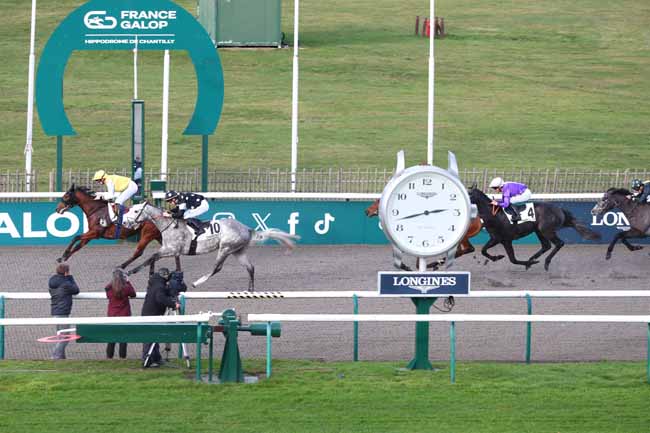 Photo d'arrivée de la course pmu PRIX DE L'ANCIEN POTAGER à CHANTILLY le Vendredi 19 décembre 2025
