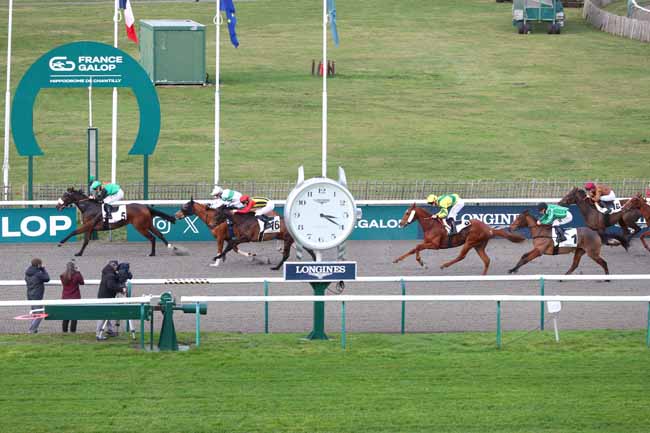 Photo d'arrivée de la course pmu PRIX DU JARDIN DES CASCADES à CHANTILLY le Vendredi 19 décembre 2025
