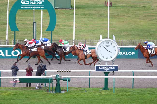 Photo d'arrivée de la course pmu PRIX DU CARREFOUR DES HAUTES COUTUMES à CHANTILLY le Vendredi 19 décembre 2025