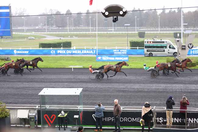 Photo d'arrivée de la course pmu PRIX DU MERLERAULT à PARIS-VINCENNES le Samedi 20 décembre 2025