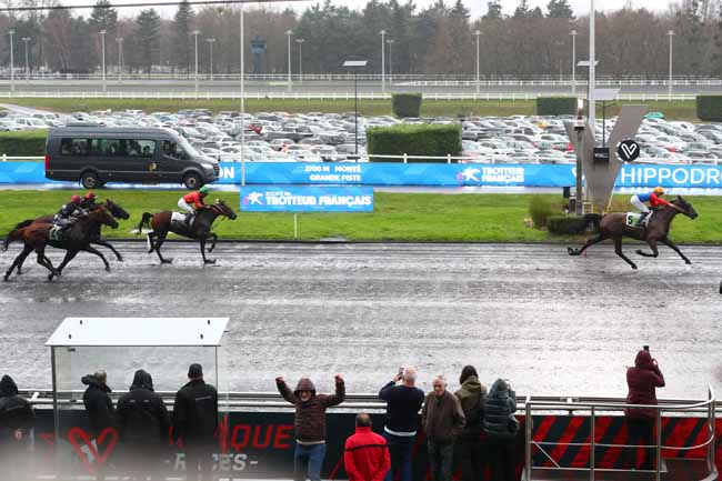 Photo d'arrivée de la course pmu PRIX DE MONTBRISON à PARIS-VINCENNES le Dimanche 21 décembre 2025