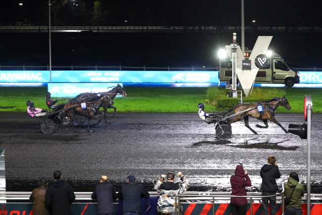 Photo d'arrivée de la course pmu PRIX DE JUVIGNAC à PARIS-VINCENNES le Dimanche 21 décembre 2025