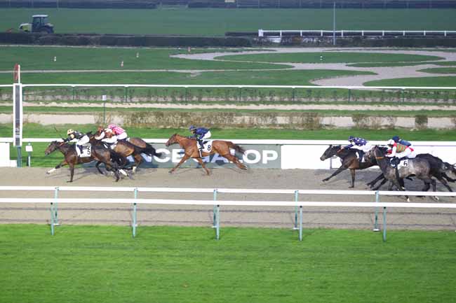 Photo d'arrivée de la course pmu PRIX DE BOURGEAUVILLE à DEAUVILLE le Mardi 23 décembre 2025