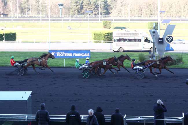 Photo d'arrivée de la course pmu PRIX DE CHATELLERAULT à PARIS-VINCENNES le Jeudi 25 décembre 2025