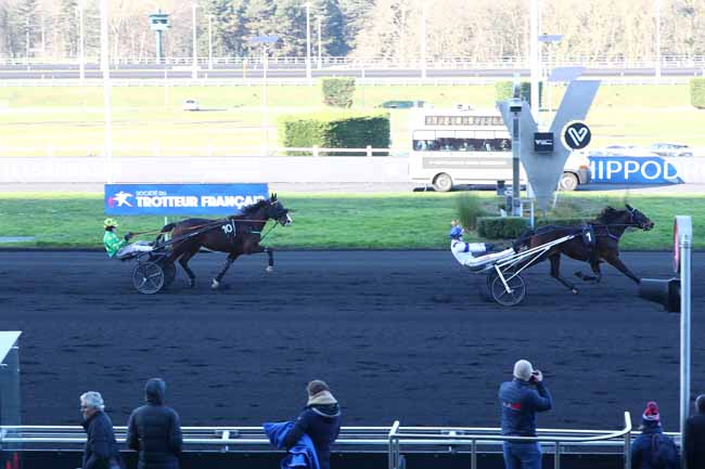 Photo d'arrivée de la course pmu PRIX DE CASTELSARRASIN à PARIS-VINCENNES le Jeudi 25 décembre 2025