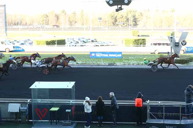 Photo d'arrivée de la course pmu PRIX DE LIGNIERES à PARIS-VINCENNES le Dimanche 4 janvier 2026