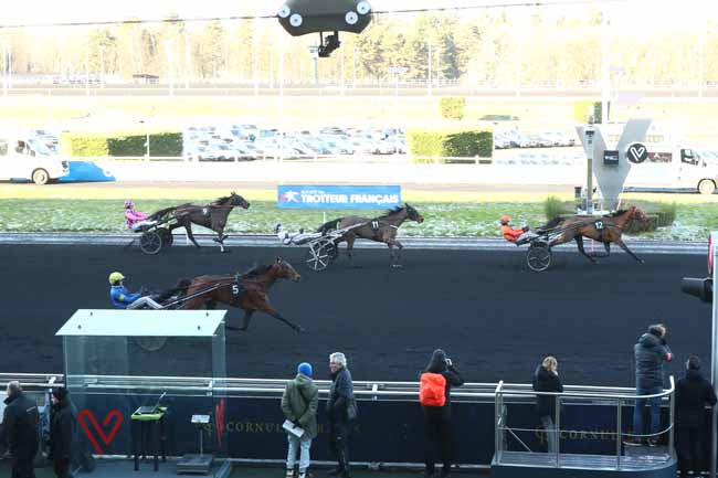 Photo d'arrivée de la course pmu PRIX GELINOTTE à PARIS-VINCENNES le Dimanche 4 janvier 2026