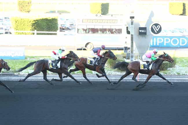 Photo d'arrivée de la course pmu PRIX D'ENGHIEN à PARIS-VINCENNES le Dimanche 4 janvier 2026
