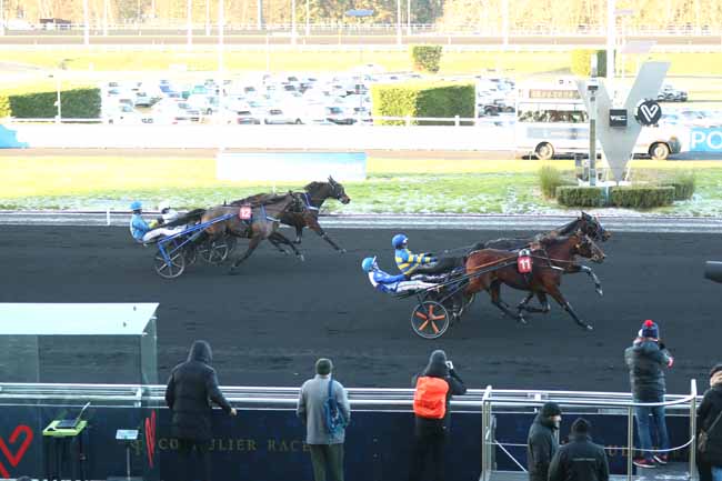 Photo d'arrivée de la course pmu PRIX D'ETREPAGNY à PARIS-VINCENNES le Dimanche 4 janvier 2026