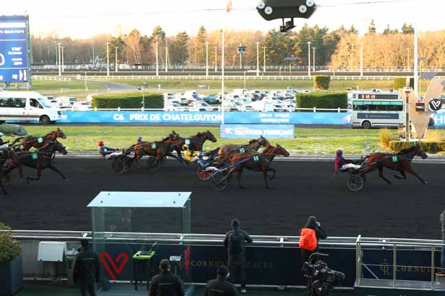 Photo d'arrivée de la course pmu PRIX DE CHATELGUYON à PARIS-VINCENNES le Dimanche 4 janvier 2026