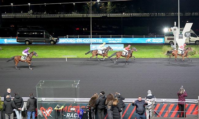 Photo d'arrivée de la course pmu PRIX DE CHERBOURG-EN-COTENTIN à PARIS-VINCENNES le Dimanche 11 janvier 2026