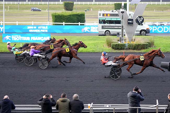 Photo d'arrivée de la course pmu PRIX DE MAUQUENCHY à PARIS-VINCENNES le Mercredi 14 janvier 2026
