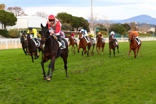 Photo d'arrivée de la course pmu PRIX DU COL DE VENCE à CAGNES-SUR-MER le Lundi 19 janvier 2026