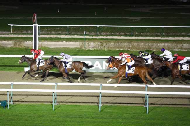 Photo d'arrivée de la course pmu PRIX DU VAUDREUIL à DEAUVILLE le Vendredi 23 janvier 2026