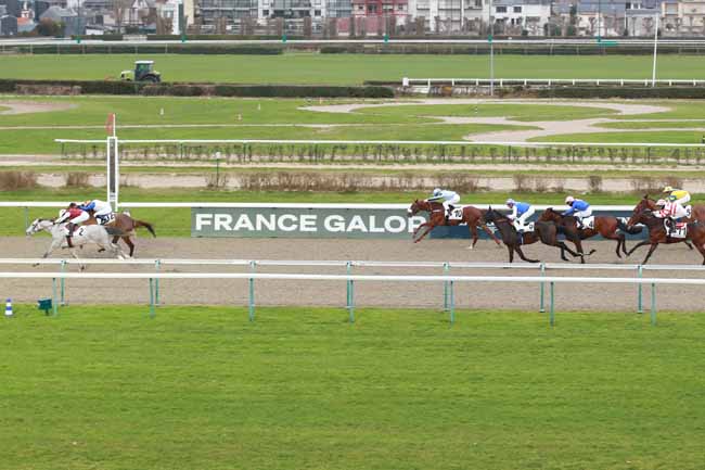 Photo d'arrivée de la course pmu PRIX DE LA PERDRIERE à DEAUVILLE le Vendredi 30 janvier 2026
