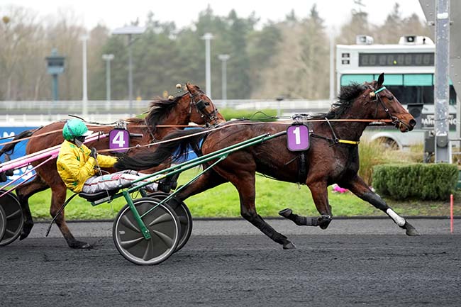 Photo d'arrivée de la course pmu PRIX D'ECOUCHE à PARIS-VINCENNES le Vendredi 30 janvier 2026