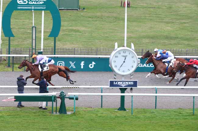 Photo d'arrivée de la course pmu PRIX DU ROND-POINT DES AIGLES à CHANTILLY le Vendredi 13 février 2026