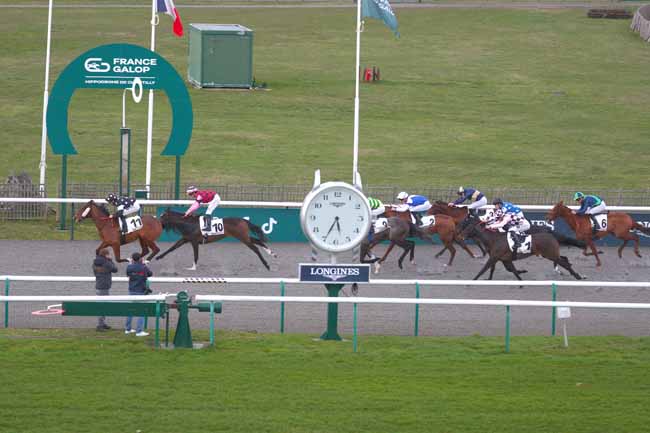 Photo d'arrivée de la course pmu PRIX DU CHENE DES TROIS FRERES à CHANTILLY le Vendredi 20 février 2026