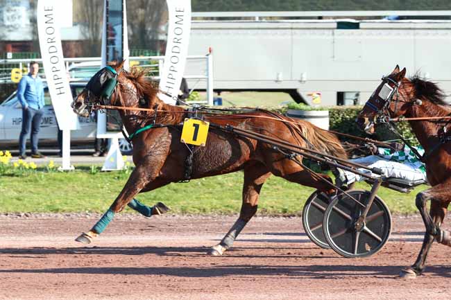 Photo d'arrivée de la course pmu PRIX DU CLOS GERBEROY à AMIENS le Mercredi 4 mars 2026