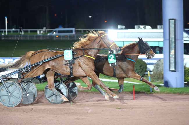 Photo d'arrivée de la course pmu PRIX CYRANO II à ENGHIEN le Vendredi 6 mars 2026