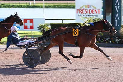 Photo d'arrivée de la course pmu GRAND PRIX DU CONSEIL DEPARTEMENTAL DE LA MAYENNE (GRAND PRIX ERNEST JOUANNE) à LAVAL le Mercredi 11 mars 2026