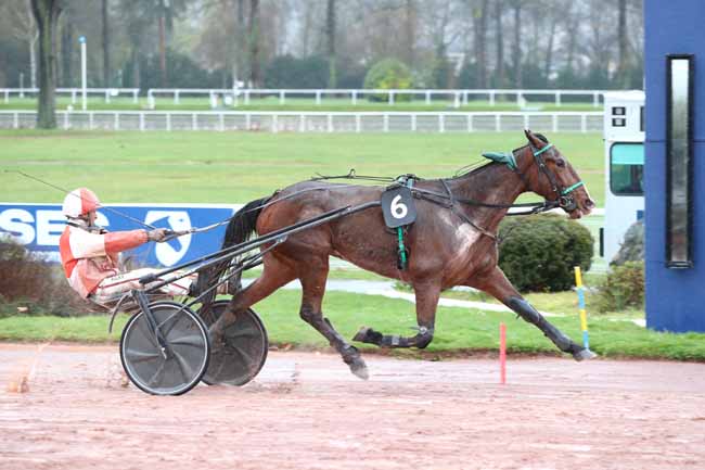 Photo d'arrivée de la course pmu PRIX DE GAGNY à ENGHIEN le Vendredi 13 mars 2026