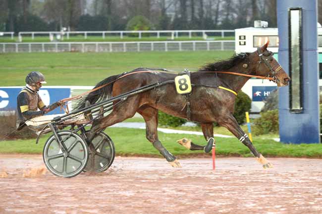 Photo d'arrivée de la course pmu PRIX DU BEAUJOLAIS à ENGHIEN le Vendredi 13 mars 2026