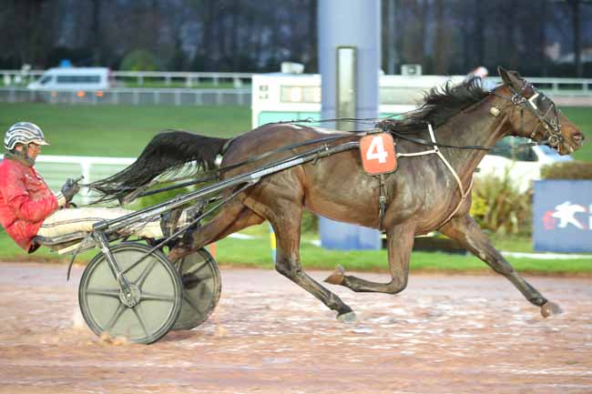 Photo d'arrivée de la course pmu PRIX DE PIERREFORT à ENGHIEN le Vendredi 13 mars 2026