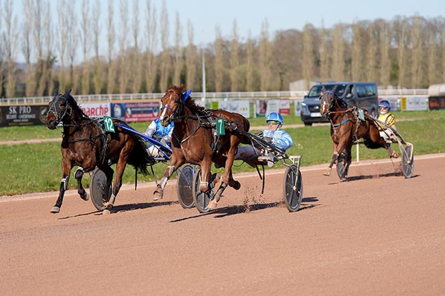 Photo d'arrivée de la course pmu PRIX NETTO DECOR - VIRE NORMANDIE à VIRE le Mercredi 18 mars 2026