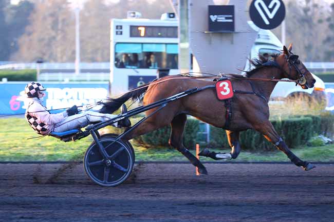Photo d'arrivée de la course pmu PRIX CANOPUS à PARIS-VINCENNES le Vendredi 20 mars 2026