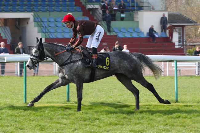 Photo d'arrivée de la course pmu PRIX DES CHARENTES à COMPIEGNE le Lundi 23 mars 2026