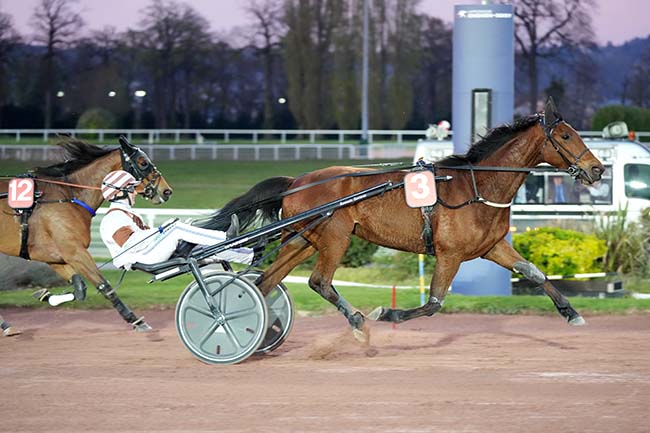 Photo d'arrivée de la course pmu PRIX DE L'ISERE à ENGHIEN le Mardi 24 mars 2026