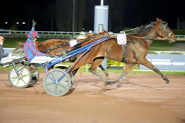 Photo d'arrivée de la course pmu PRIX DE CHENNEVIERES à ENGHIEN le Mardi 24 mars 2026