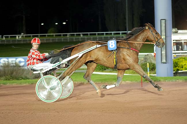Photo d'arrivée de la course pmu PRIX DE SAINT-CLEMENT à ENGHIEN le Mardi 24 mars 2026