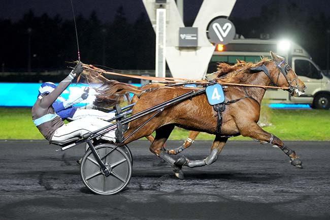 Photo d'arrivée de la course pmu PRIX AUGUSTA à PARIS-VINCENNES le Mardi 31 mars 2026