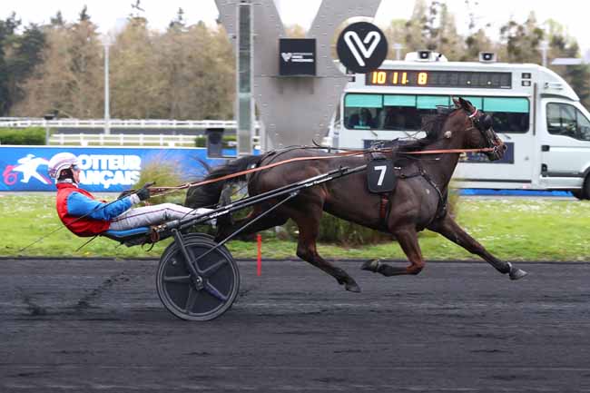 Photo d'arrivée de la course pmu PRIX DE SURESNES à PARIS-VINCENNES le Vendredi 3 avril 2026