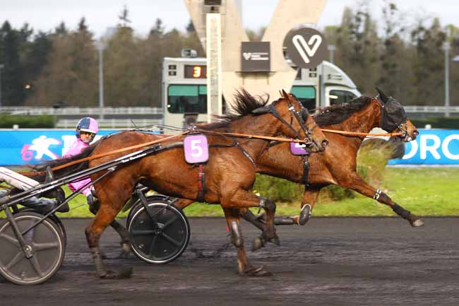 Photo d'arrivée de la course pmu PRIX AQUILA à PARIS-VINCENNES le Vendredi 3 avril 2026