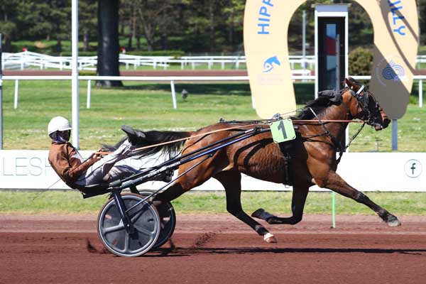 Photo d'arrivée de la course pmu PRIX DU CAFE DES SPORTS DE CALUIRE - PRIX DE L'UNAT CENTRE-EST à LYON PARILLY le Mercredi 8 avril 2026