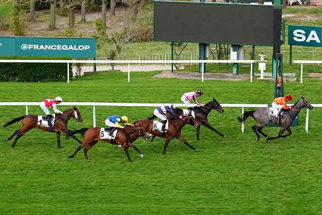 Photo d'arrivée de la course pmu PRIX JEAN MASSARD (CHAMPIONNAT PARIS-TURF DES APPRENTIS & JEUNES JOCKEYS) à SAINT CLOUD le Vendredi 10 avril 2026