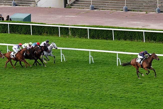 Photo d'arrivée de la course pmu PRIX PENTHESILEE - TROPHEE STUDIO HARCOURT à SAINT CLOUD le Vendredi 10 avril 2026