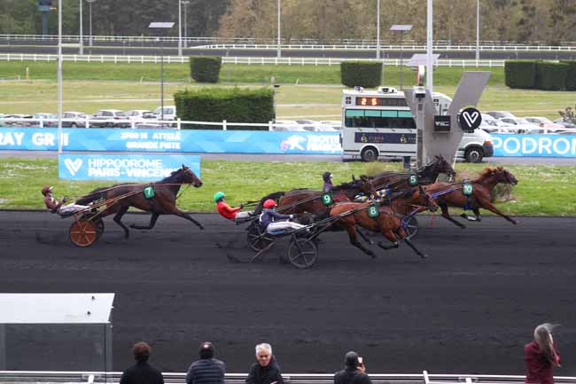 Photo d'arrivée de la course pmu PRIX ROBERT AUVRAY à PARIS-VINCENNES le Samedi 11 avril 2026