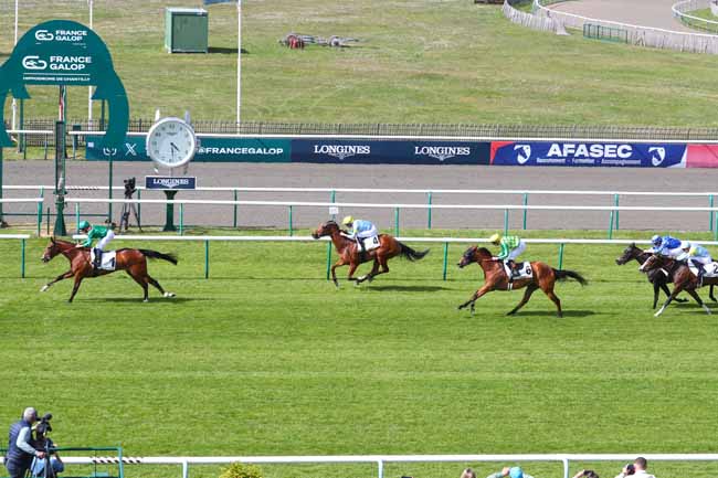 Photo d'arrivée de la course pmu PRIX DE LA CHAPELLE-EN-SERVAL à CHANTILLY le Mardi 28 avril 2026