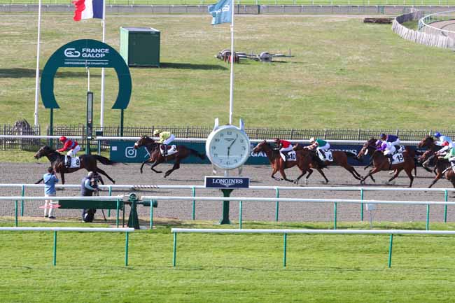 Photo d'arrivée de la course pmu PRIX DE L'ARRONDISSEMENT DE SENLIS à CHANTILLY le Mardi 28 avril 2026
