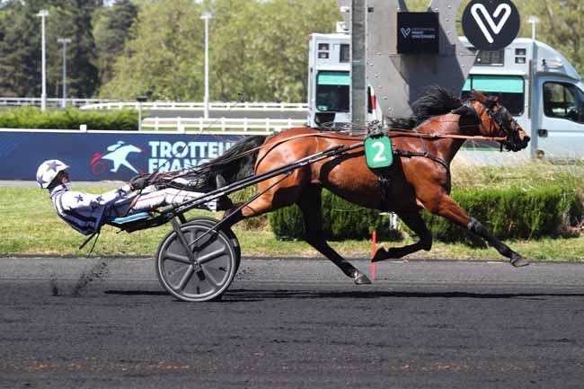 Photo d'arrivée de la course pmu PRIX DE TIFFAUGES à PARIS-VINCENNES le Jeudi 30 avril 2026