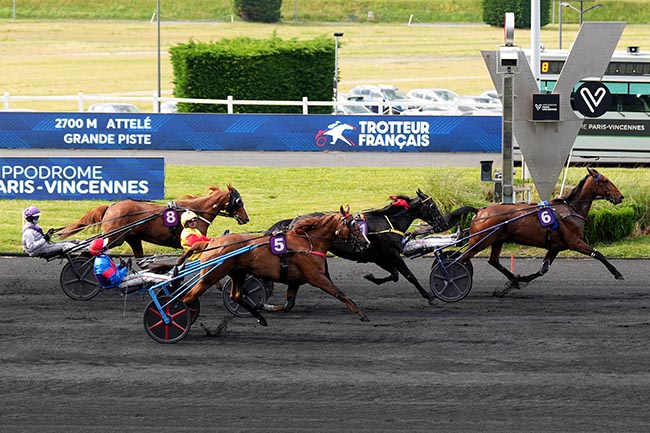 Photo d'arrivée de la course pmu PRIX DE COMBREE à PARIS-VINCENNES le Samedi 2 mai 2026