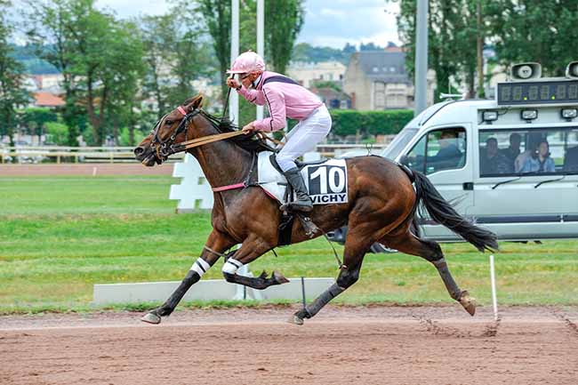 Photo d'arrivée de la course pmu PRIX DE DOMPIERRE-SUR-BESBRE à VICHY le Lundi 4 mai 2026