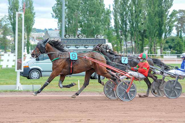 Photo d'arrivée de la course pmu PRIX D'ECHASSIERES à VICHY le Lundi 4 mai 2026