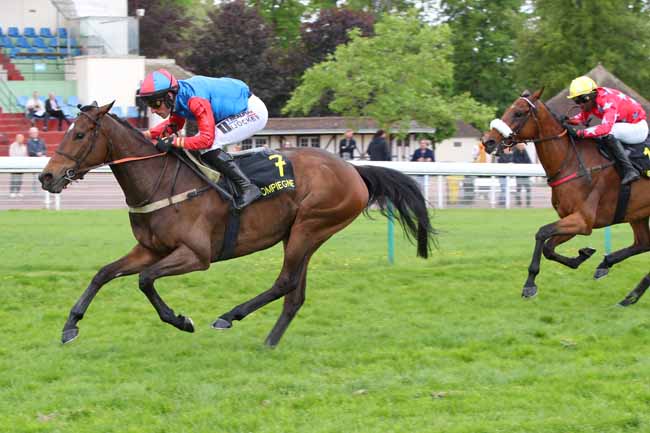 Photo d'arrivée de la course pmu PRIX FILS DE REINE à COMPIEGNE le Lundi 4 mai 2026