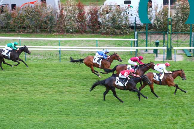 Photo d'arrivée de la course pmu PRIX SERVANNE à CHANTILLY le Lundi 4 mai 2026
